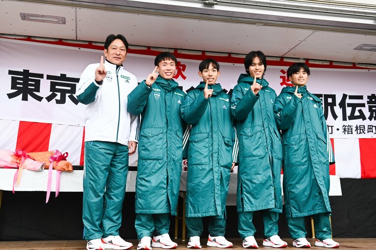 荒巻の後ろに控えていた往路の選手、監督と（4区・佐藤一世を除く）　©Nanae Suzuki