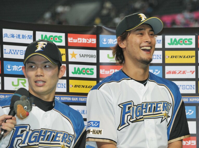 ダルビッシュとお立ち台に立つ大野奨太（左）　©︎JIJI PRESS