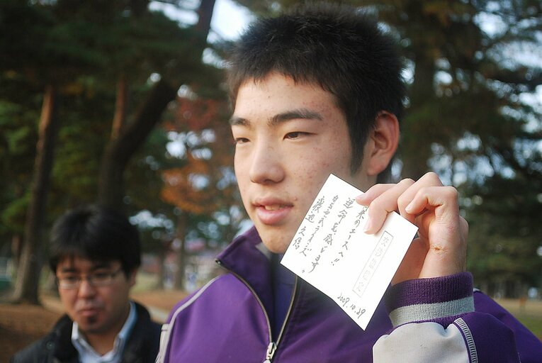 渡辺監督からメッセージカードをもらった菊池　©JIJI PRESS