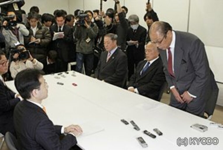 文科省を訪れ今回の八百長問題について謝罪する放駒理事長。朝青龍問題、“かわいがり”事件、大麻問題、野球賭博問題と不祥事が続く中、協会はその権威と信頼を失っていった