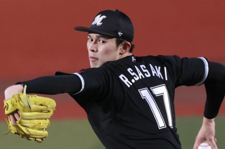 山本由伸との投げ合いで力投した佐々木朗希。プロ４年目の進化を見せている　 ／ photograph by JIJI PRESS