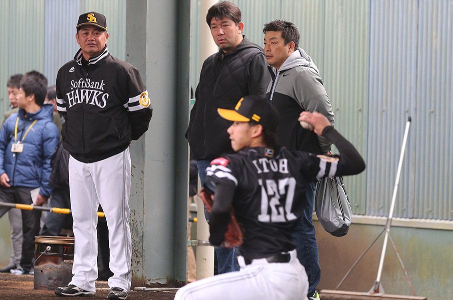 休日が多いのに球界一過酷って!?ソフトバンクの奇妙なキャンプを覗く。<Number Web> photograph by NIKKAN SPORTS