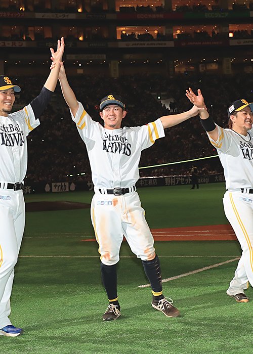 '22年9月25日のロッテ戦後、お立ち台に立った千賀（左）と甲斐（右）が牧原を呼び、同期3人で記念撮影