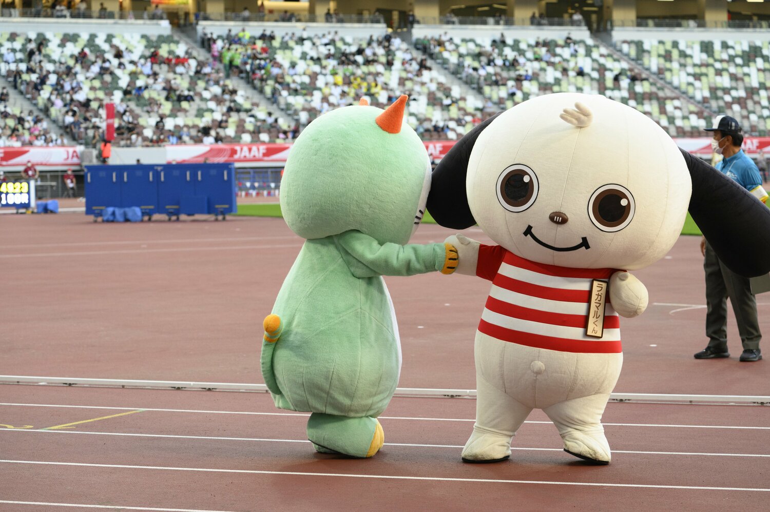 吹き矢からラグビーへ、競技の壁を越えてバトンタッチ。ラガマルくんは両耳をパタパタと動かせるのが特徴だ　©Hirofumi Kamaya