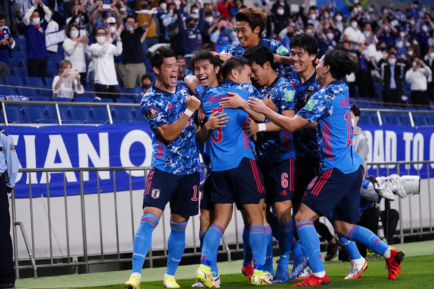 田中の先制点に集まる選手たち　©JMPA