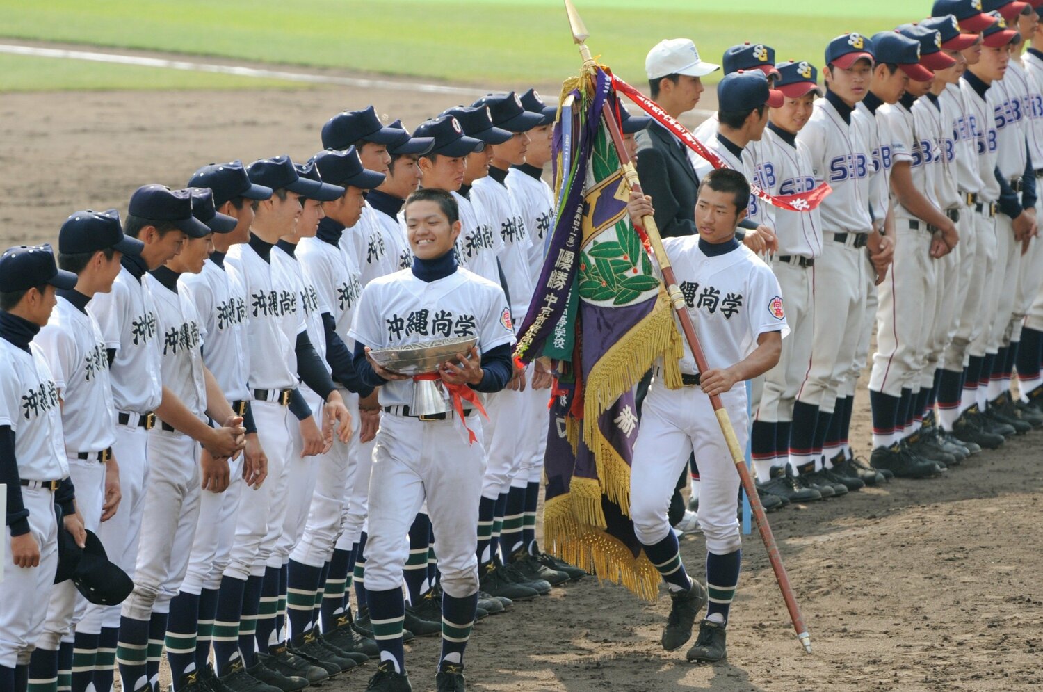 2008年の選抜大会で優勝し優勝杯を持つ弟の伊志嶺大地さん　©JIJI PRESS