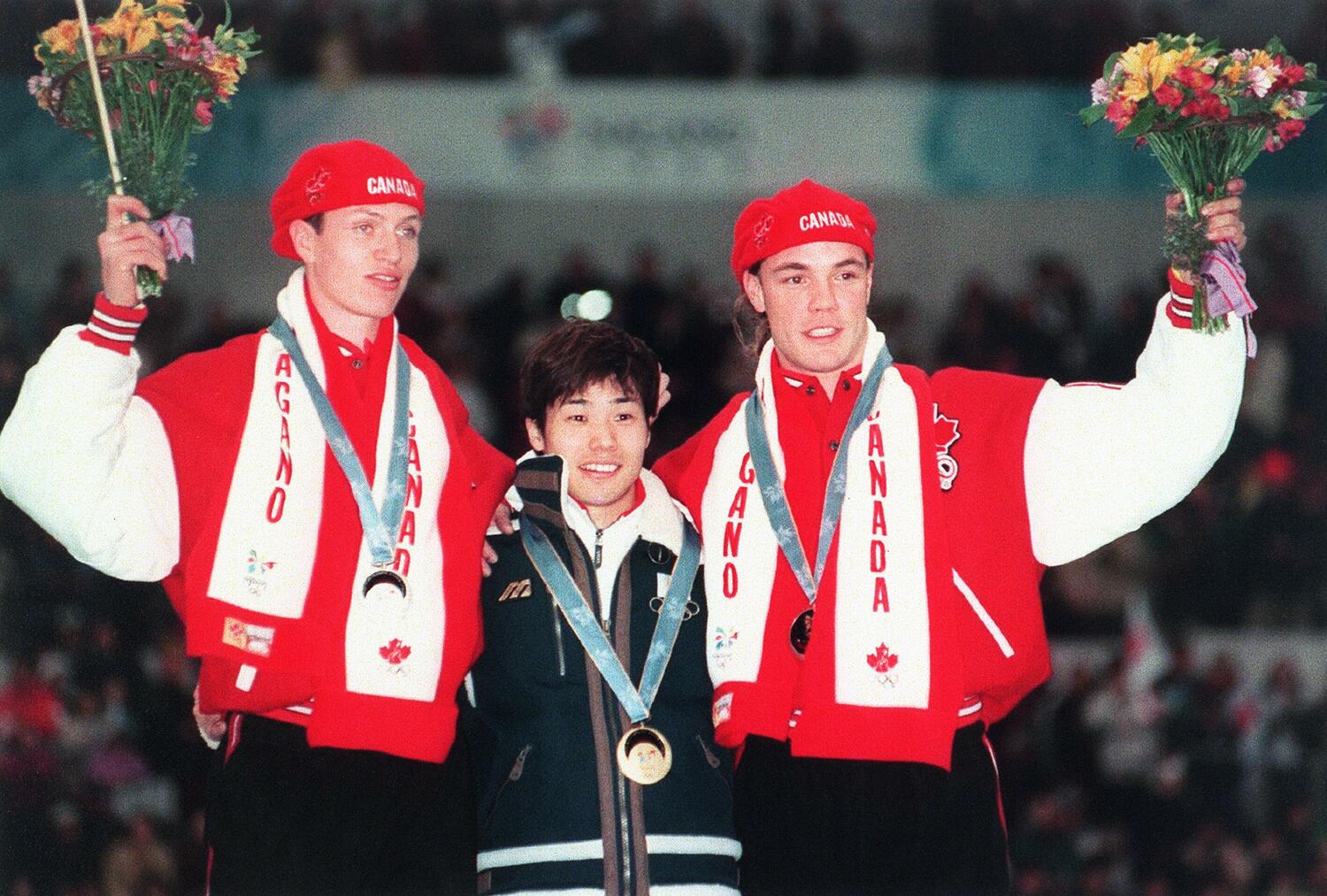 98年長野五輪、男子500メートルの表彰台。左から銀のウォザースプーン(カナダ)、金の清水宏保、銅のオーバーランド(カナダ) ©JIJI PRESS