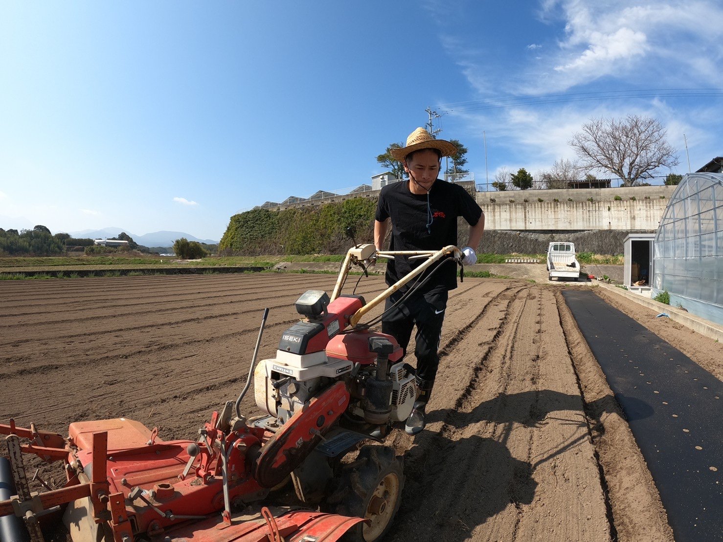 慣れない農作業だが、「新鮮で楽しい」と充実の時間を過ごしている（本人提供）