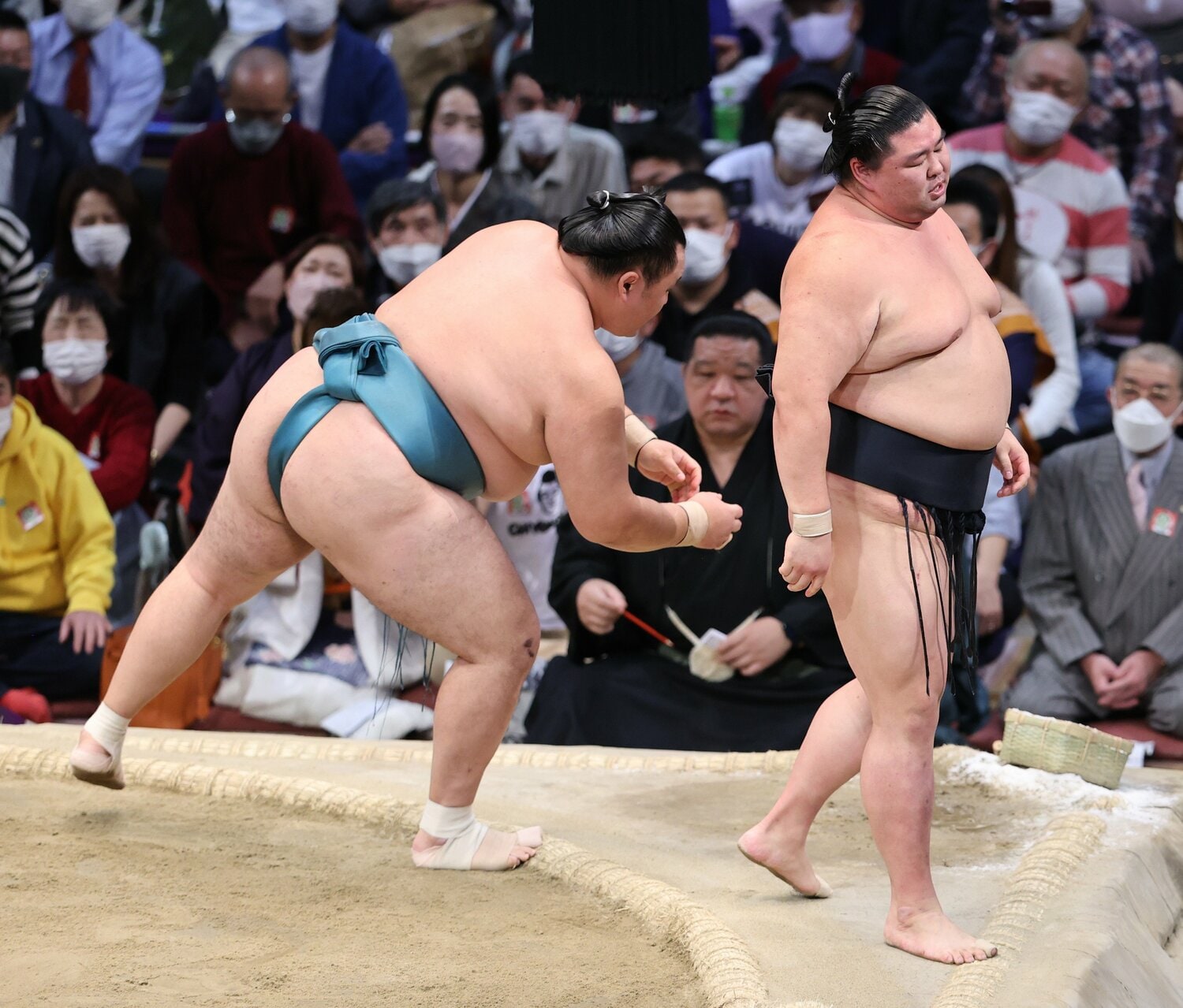 13日目、玉鷲（左）に押し出しで敗れ、大関陥落が決まった正代　©JIJI PRESS