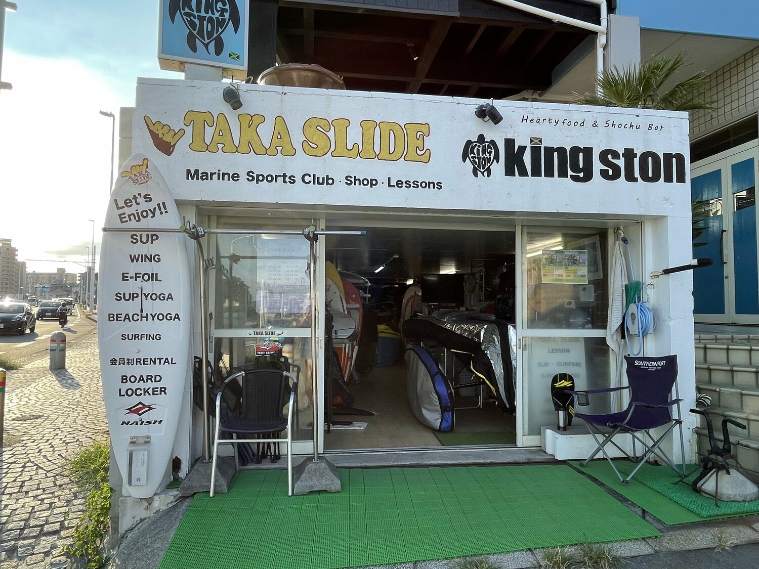 サーフショップだけでなく、地元の漁師さんも重要な情報源となる（写真は『TAKA SLIDE』の外観）　©Takashi Ishizuka