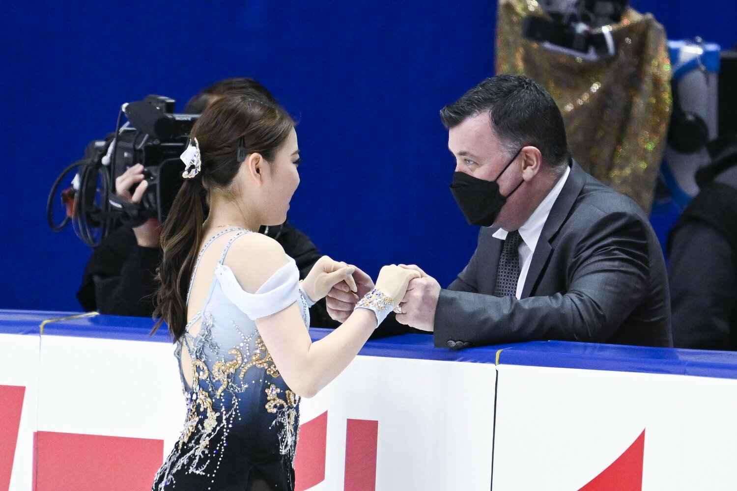 フリーの演技前にオーサーコーチと　©︎Asami Enomoto