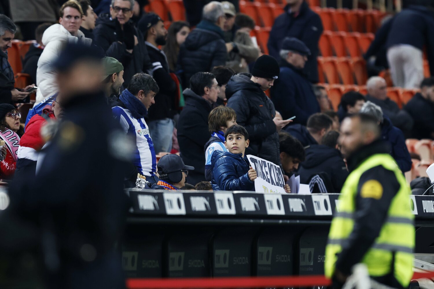 数は少なかったがメスタージャスタジアムでも久保を応援する子供ファンの姿があった、だからこそ応援のスタイルを考える必要性がある ©Daisuke Nakashima