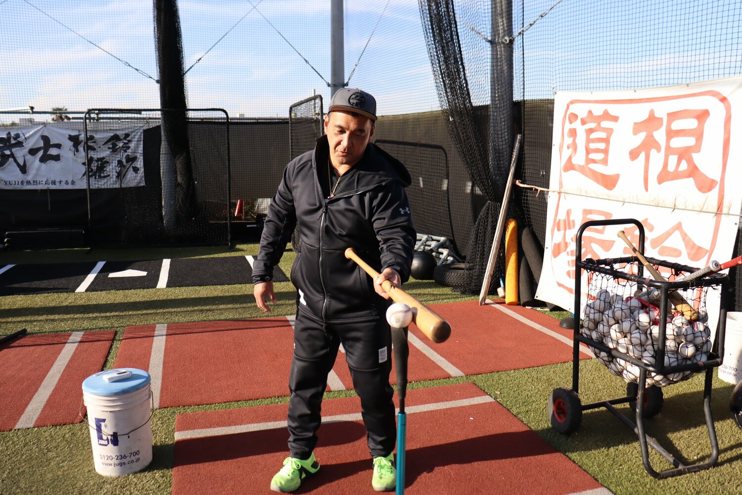 根鈴氏はバットとボールを使って日米打撃スタイルの違いを詳細に教えてくれた　©Kou Hiroo