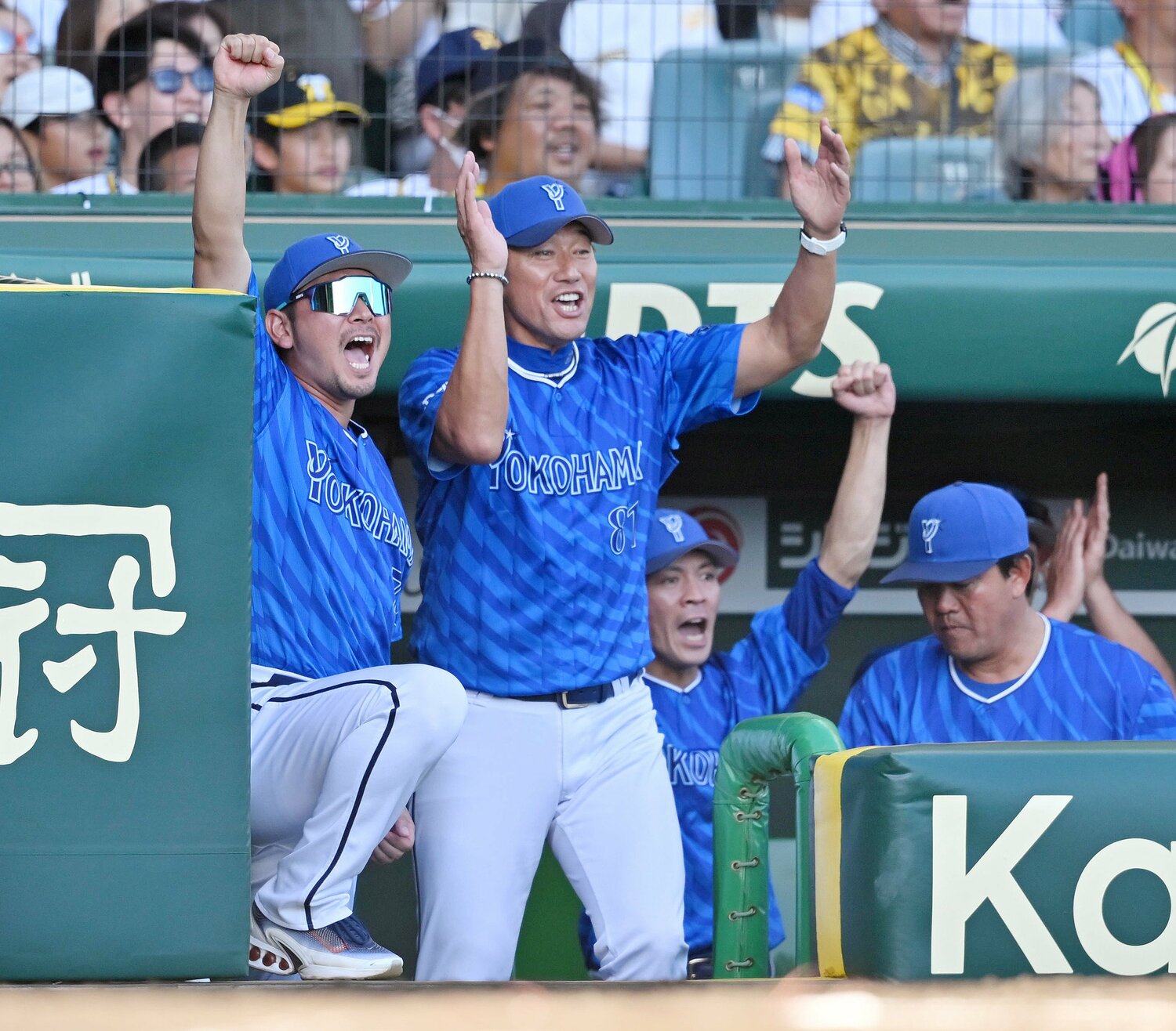 阪神に2連勝でCSファーストステージ突破を決めたDeNA。ベンチで喜ぶ三浦大輔監督　©︎JIJI PRESS