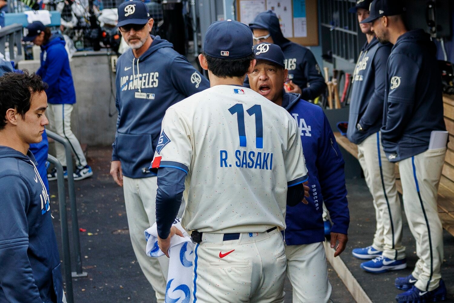 カブス戦、勝利投手の権利を得て降板する佐々木を迎えるロバーツ監督　©Getty Images