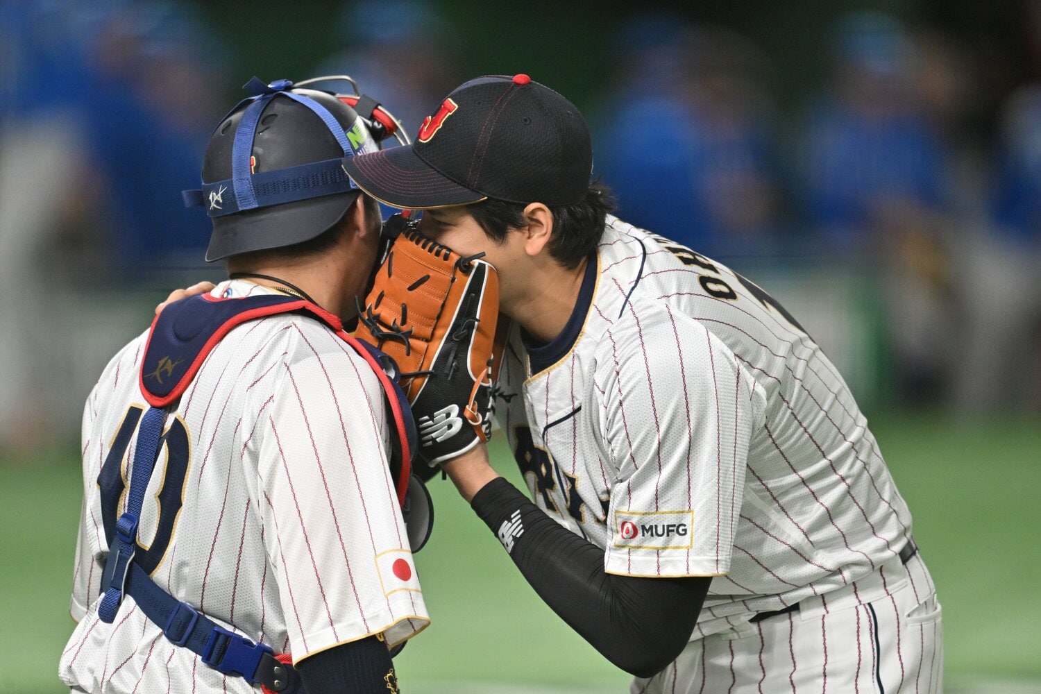 大谷の言葉に耳を傾ける甲斐。熱のこもった大谷のボールを受け続けた　©︎Naoya Sanuki