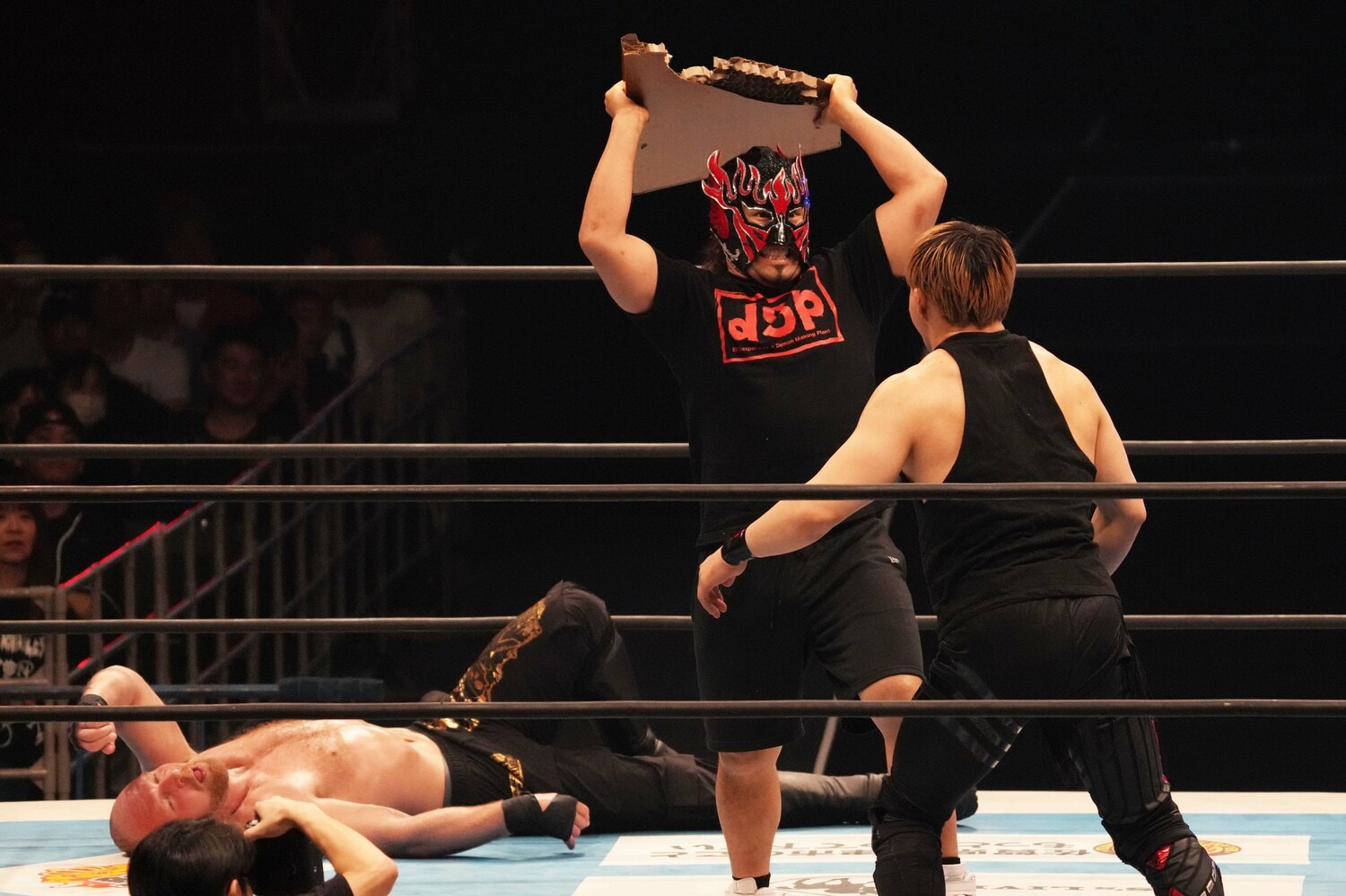 放送席から抜け出し、ジョン・モクスリーを救ったエル・デスペラード　©Essei Hara