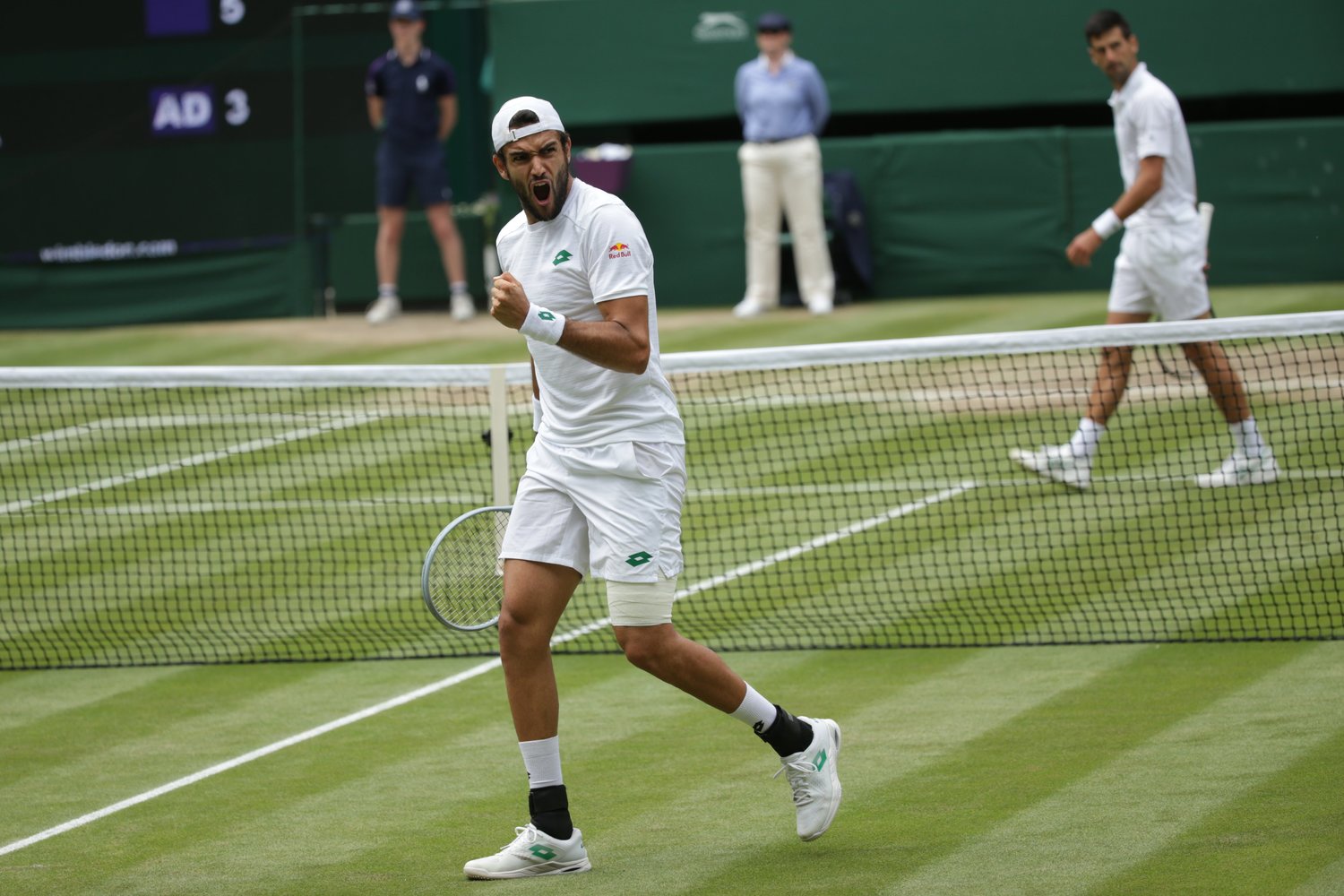 イタリア出身の25歳はパワープレーでジョコビッチを追い込んでいく　©Hiromasa Mano