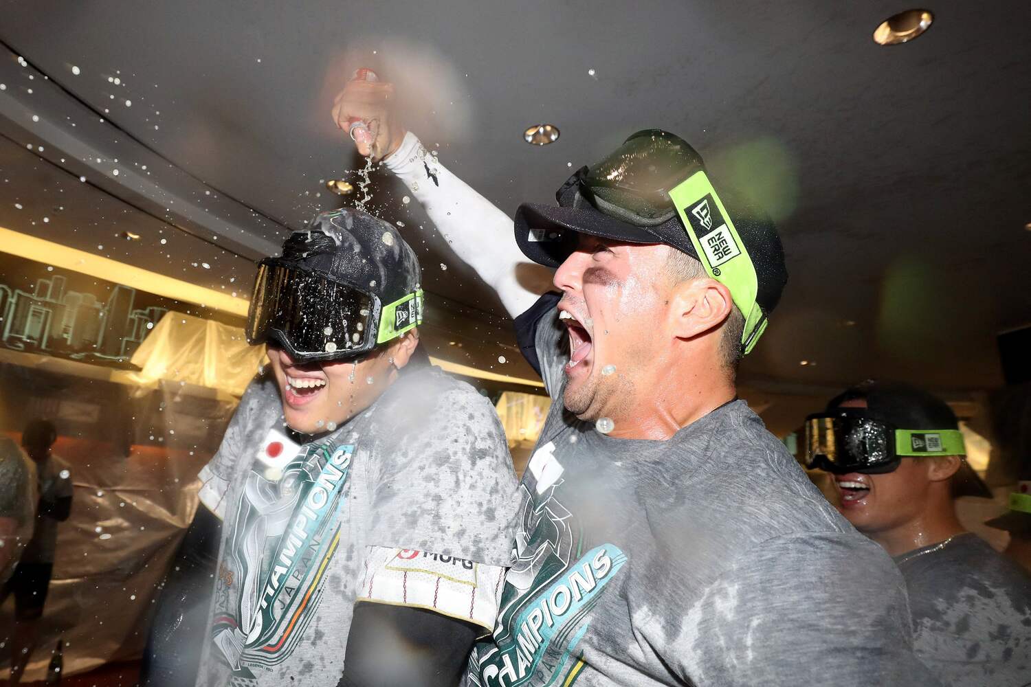 シャンパンファイトで大はしゃぎの大谷とヌートバー ©AFP/JIJI PRESS