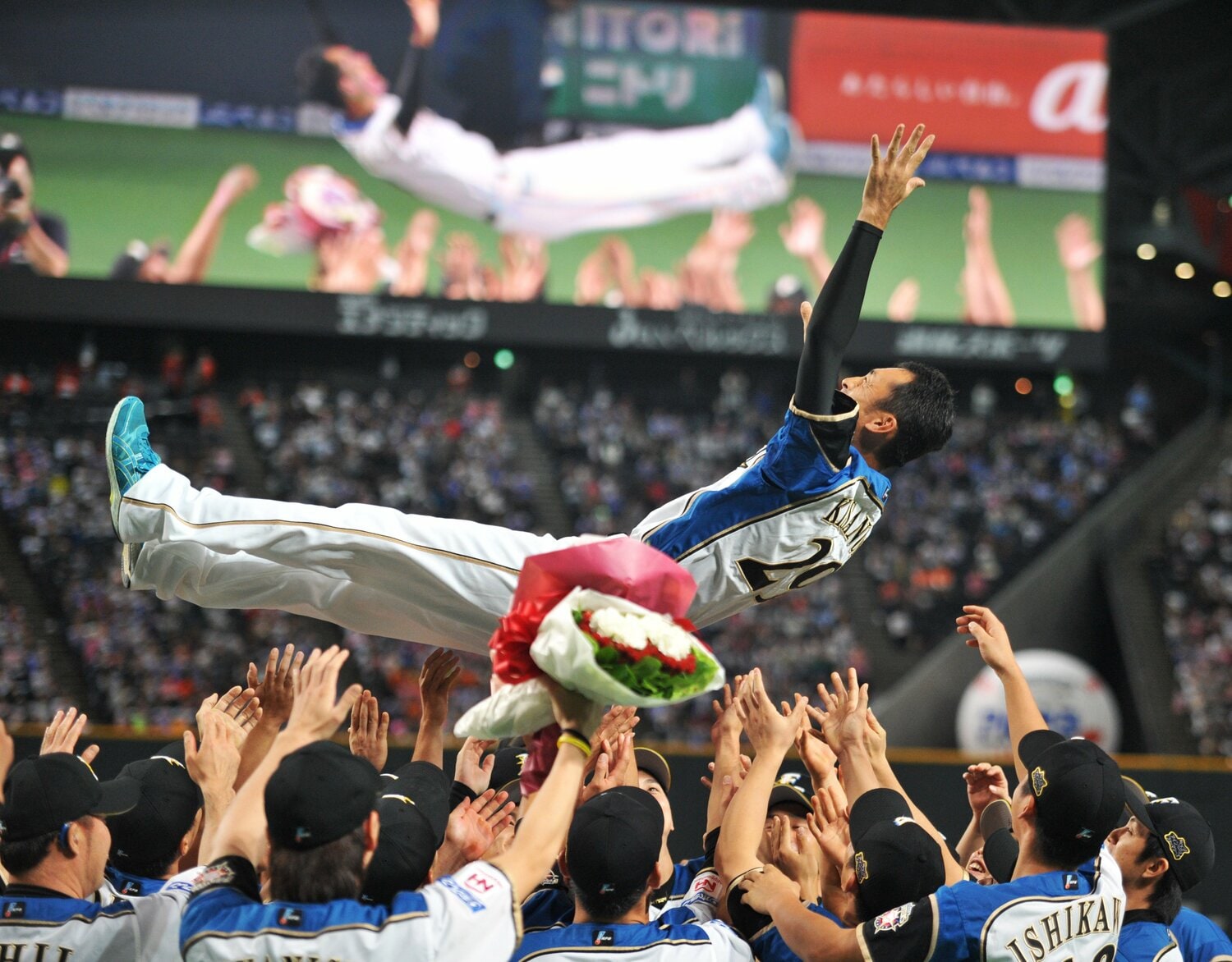 ラスト登板後、胴上げされる木佐貫　©JIJI PRESS