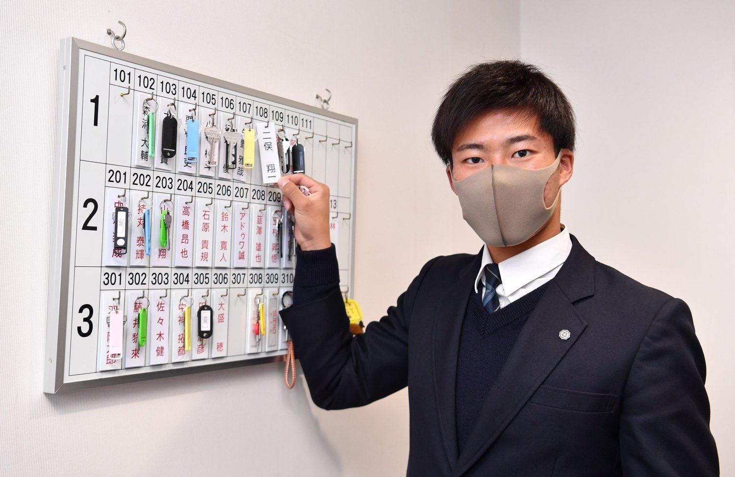 広島入団後に入寮を報告する二俣　©Sankei Shimbun