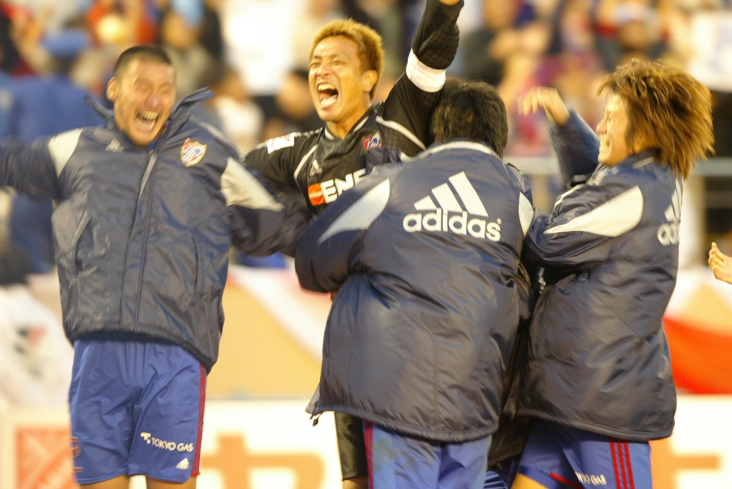 GK土肥洋一を中心に歓喜の輪が広がった　©J.LEAGUE