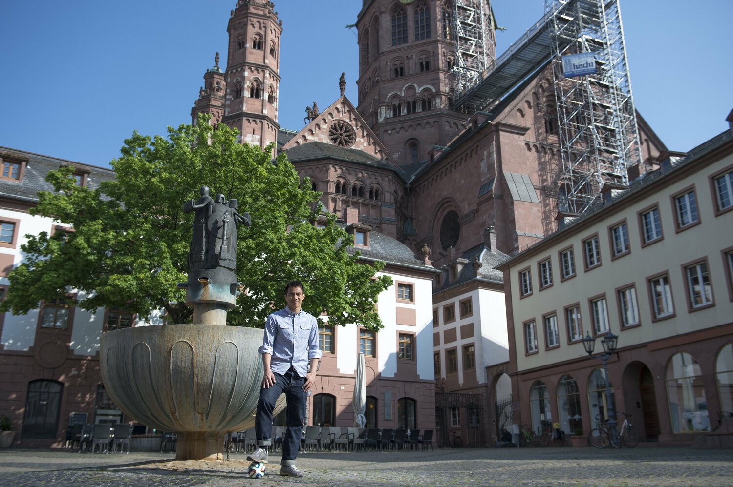 マインツの街並み。ポーズを取っているのは当時現地在住だった岡崎慎司さんである　©Takuya Sugiyama
