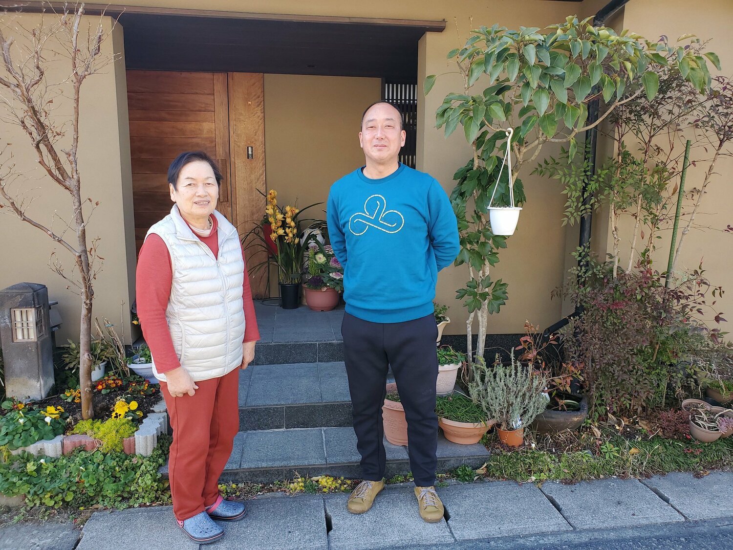 和子夫人と長男の尚明さん　©Tetsuo Kasukawa