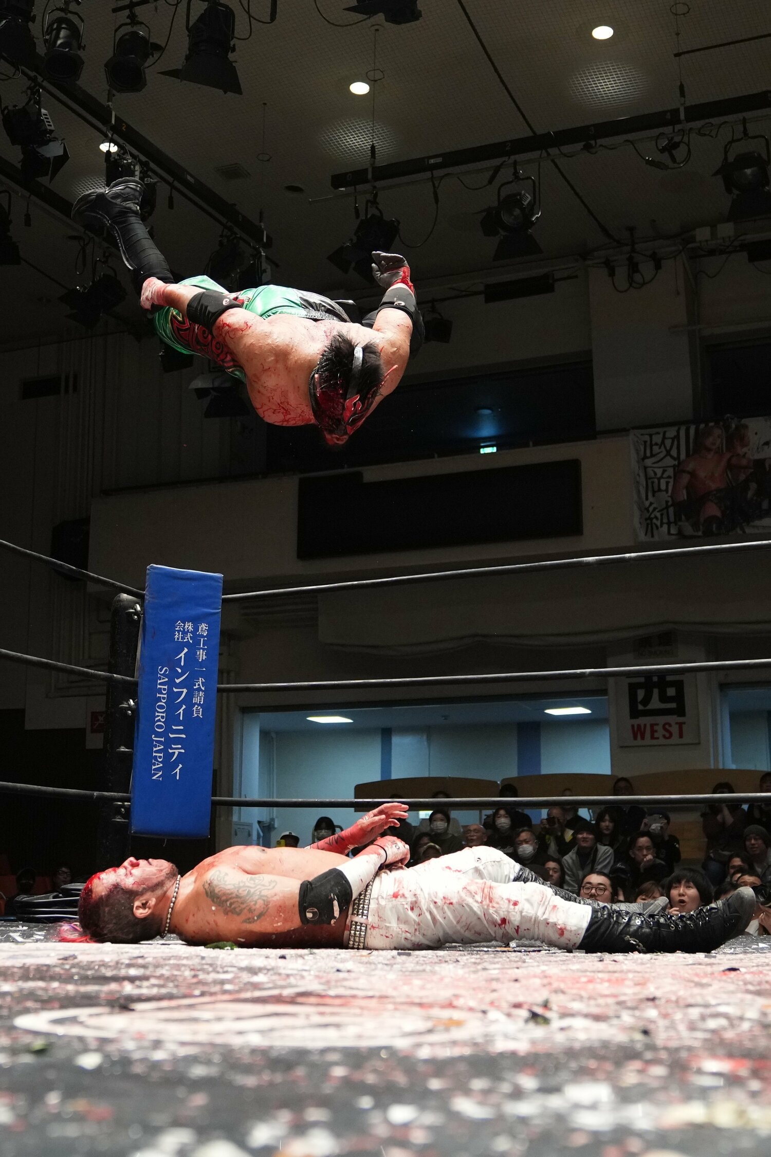 コーナーからスワントーンボムを発射するビオレント・ジャック　©Masashi Hara