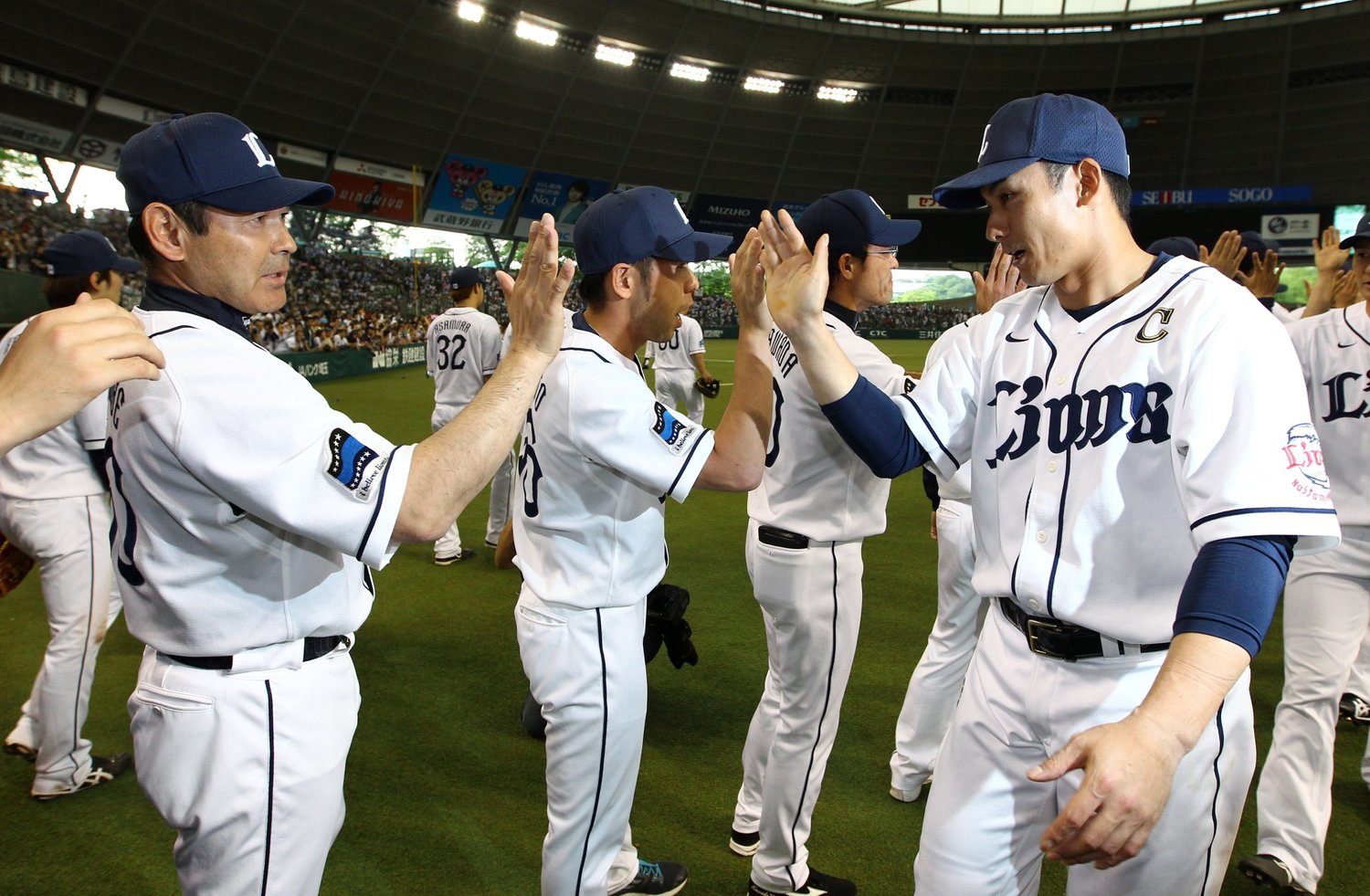 栗山とハイタッチする監督時代の田邊コーチ（2015年）©︎Sankei Shimbun