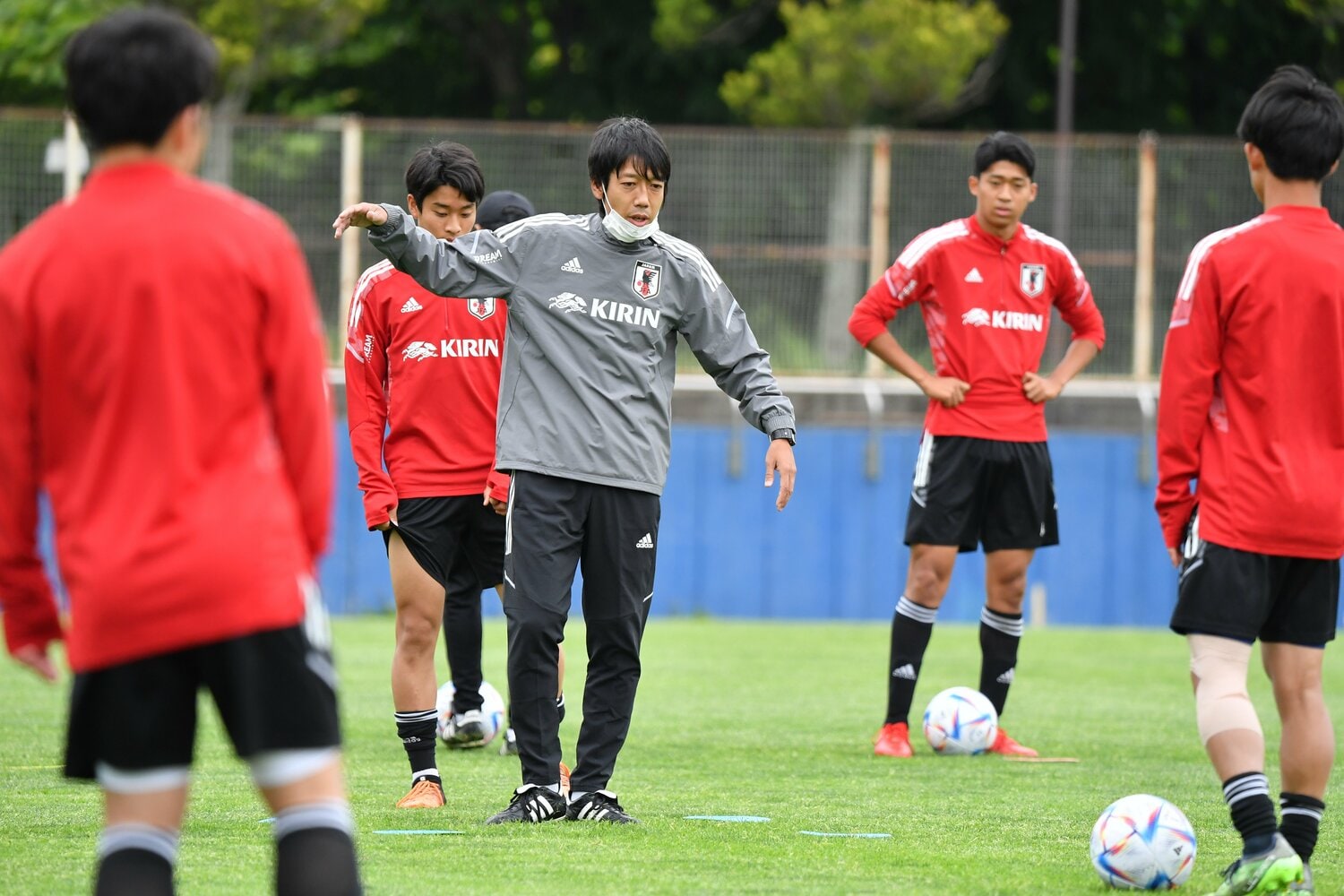 ロールモデルコーチとしてU-16日本代表の選手たちを指導する中村憲剛氏　©JFA/AFLO