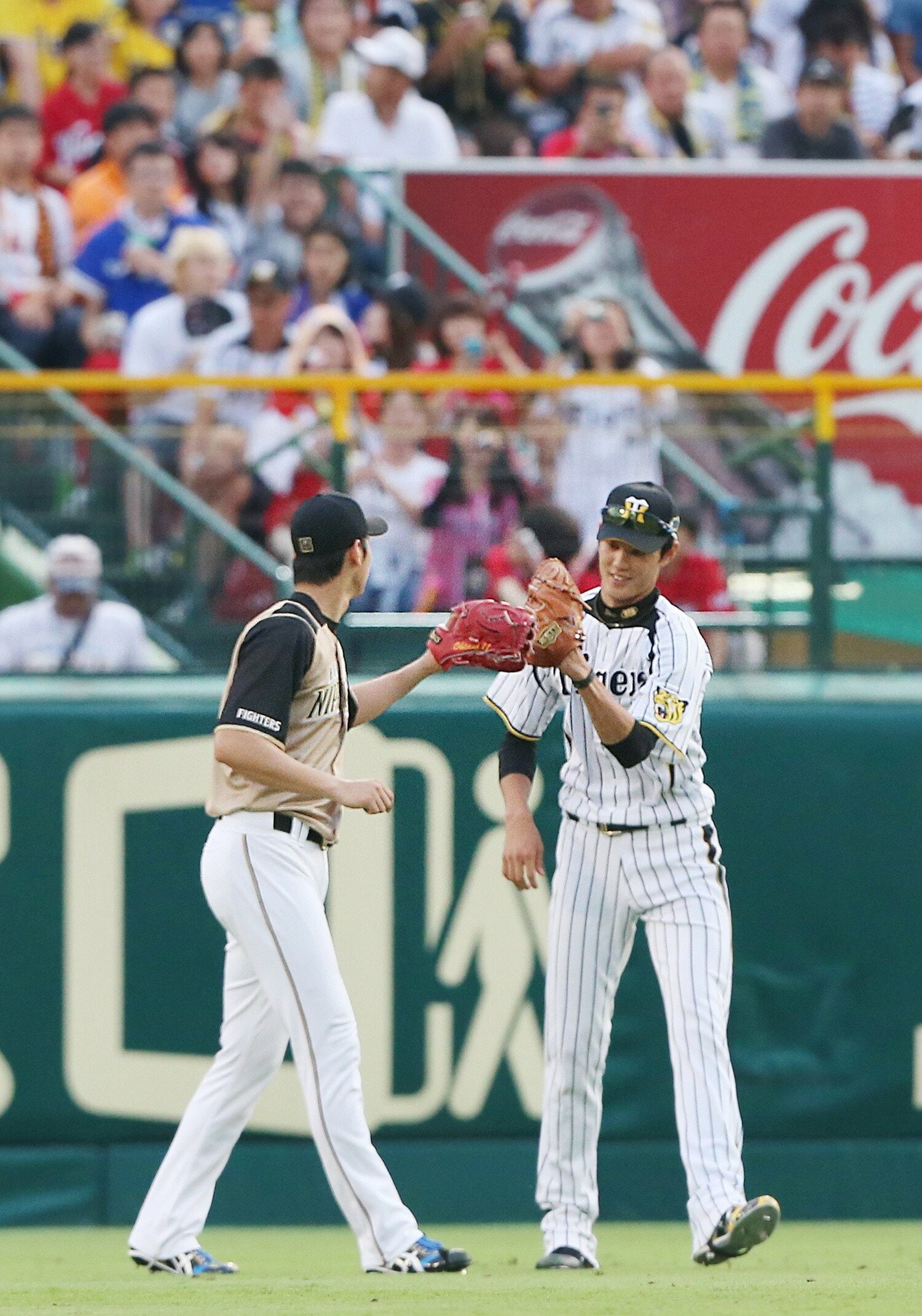 2014年オールスターでの大谷と藤浪のグラブタッチ　©JIJI PRESS