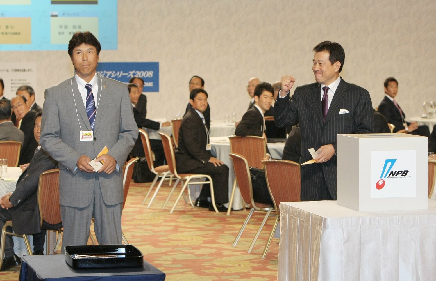 2008年のドラフト会議。大田泰示(東海大相模高)の交渉権を引き当て、ガッツポーズする巨人の原辰徳監督。左はソフトバンクの秋山幸二監督。2球団の競合だった ©JIJI PRESS