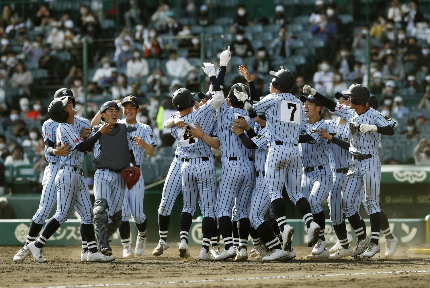 センバツで明豊を破り、10年ぶり3度目の優勝を果たし喜ぶ東海大相模ナイン。足元を見るとみんな白スパイクだ　©KYODO