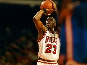 ジョーダン、ロッドマンにレブロン、カリー、八村！秘蔵写真で見るバスケ選手。