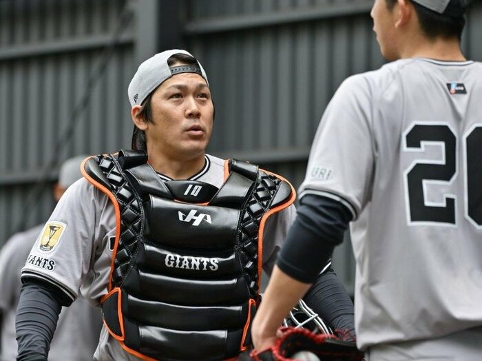 甲斐拓也「真価が問われる、常に勝ちたい」15年前、大分で唐揚げを揚げていた育成6位が新加入巨人で担う常勝軍団復活という使命<Number Web> photograph by Hiedeki Sugiyama