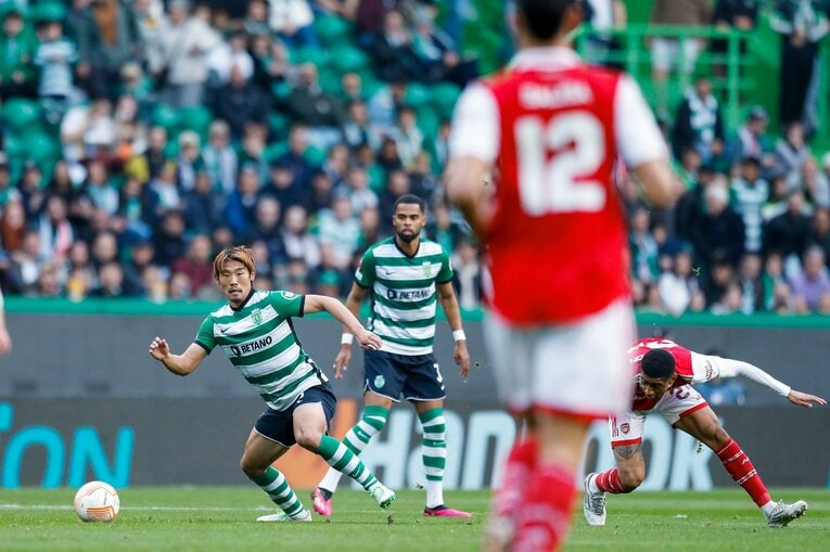 「モリタ、モリタ」とポルトガル地元カメラマン称賛…冨安健洋vs守田英正が「試合後にユニ交換」“EL日本人対決”を撮った(9)