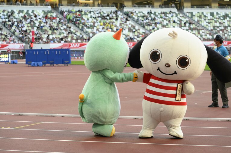 吹き矢からラグビーへ、競技の壁を越えてバトンタッチ。ラガマルくんは両耳をパタパタと動かせるのが特徴だ　©Hirofumi Kamaya