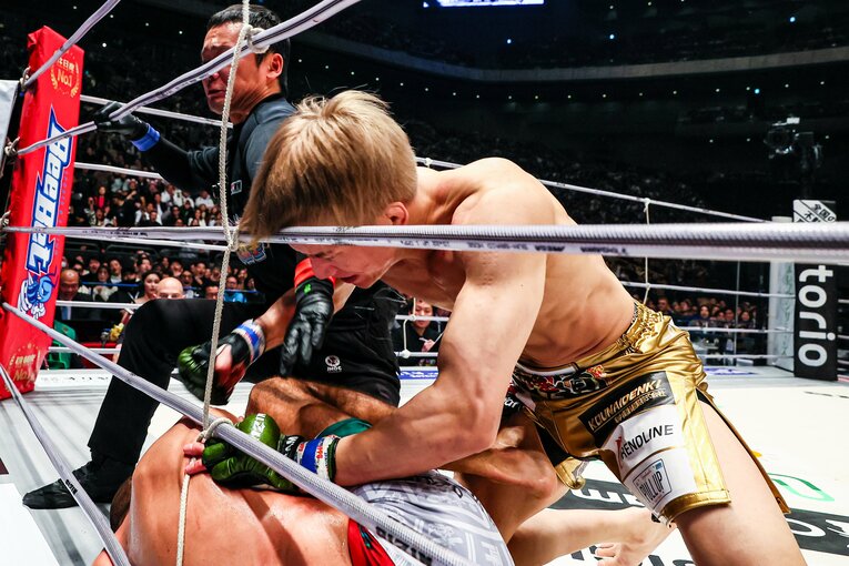 朝倉が追撃のパウンドでKO勝利を収めた　©RIZIN FF Susumu Nagao