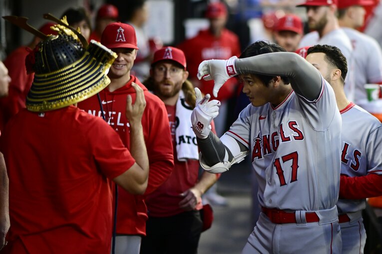13号ソロを放った現地時間5月30日のホワイトソックス戦、ベンチでおどける大谷翔平　©Getty Images