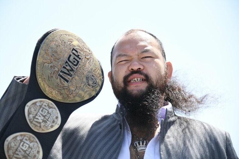 不敵な表情でIWGPタッグ王者のベルトを掲げるオーカーン