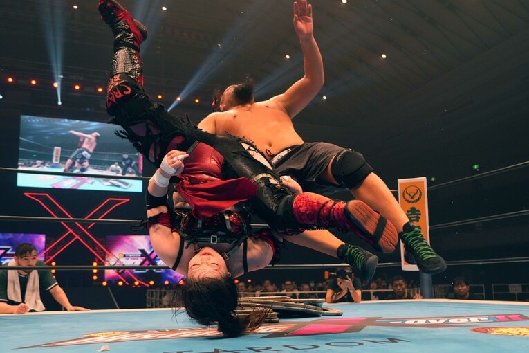 オーカーンにテキーラショットを見舞う鈴季すず　©Essei Hara