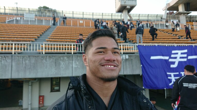 笑顔を覗かせるフィフィタ。金色に輝く前歯には祖父の指輪の一部が埋め込まれている　©︎Yohei Kuraseko