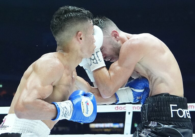 ミドルレンジからジェイソン・モロニーに強烈なボディを叩き込む武居由樹　©Naoki Fukuda