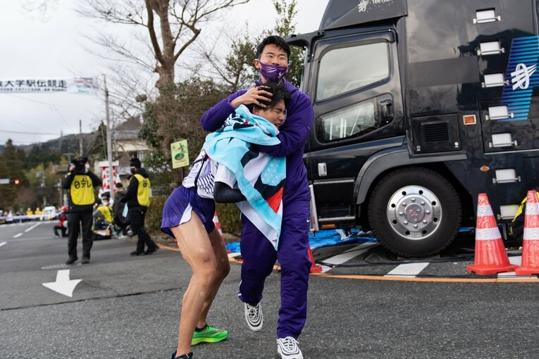 ゴール直後の5区・山川（左）を出迎える1区・円健介　©Nanae Suzuki