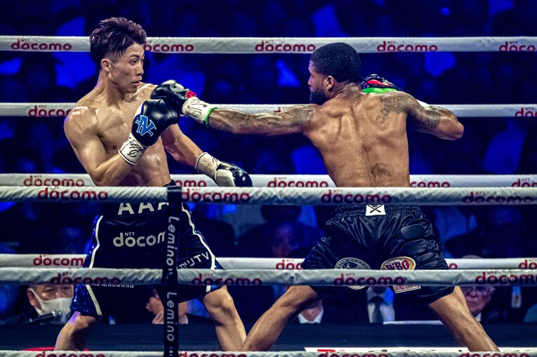 フルトンのパンチを見切ったかのように避ける井上　©︎Takuya Sugiyama