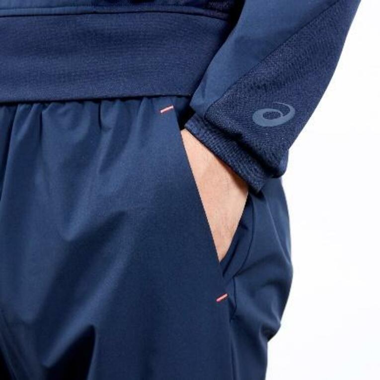 ポケットなどのレッド系の刺繍がアクセントに。アシックスのロゴはさりげなく配置