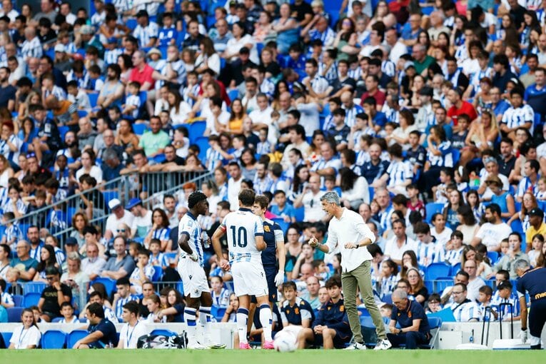 オヤルサバルらに指示を送るイマノル監督　©Daisuke Nakashima