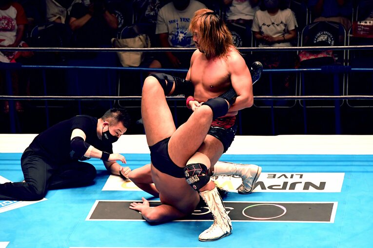 内藤哲也に余裕のボストンクラブで仕留められてしまった辻陽太　©Masashi Hara