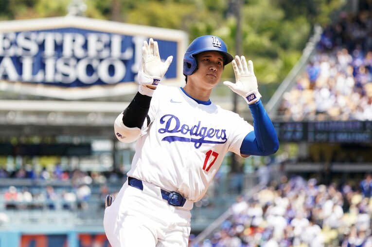 5月5日（現地時間）のブレーブス戦で1試合2本塁打を含む4安打を放った大谷翔平。週間MVPにも選出された ／ photograph by Shizuka Minami